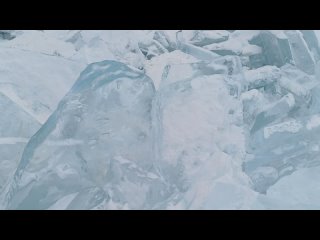 Байкал. Остров Ольхон. Хужир. Около скалы Шаманка. Торосы (ломанный лёд замерзший) - здесь прозрачный цвет.