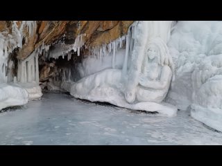 Байкал. Остров Ольхон. Хужир. Около скалы Шаманка. Ледяные скульптуры - ледяной грот.