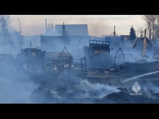 В пожаре со взрывами под Красноярском уничтожены 2 частных дома и многочисленная техника