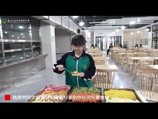 Студенты нашей школы в Китае готовят сэндвич