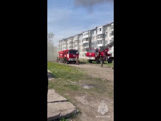 Пожарные ЛНР вызволили из огненного плена двух женщин при пожаре в Луганске  Сильное пламя охватило здание неподалеку от 18-й шк