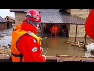 Специалисты продолжают работать в местах затоплений из-за паводка