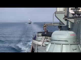 Отряд боевых кораблей Тихоокеанского флота, состоящий из ракетного крейсера Варяг и фрегата Марш