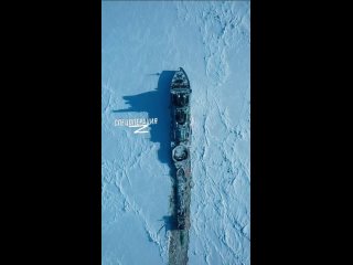 Руският атомен ледоразбивач “Сибир“ осигурява изтегляне на моторния кораб “Урарту“ в посока към река Енисей