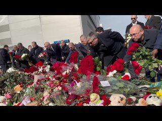 Церемония возложения цветов к мемориалу перед комплексом «Крокус Сити Холл» в память о жертвах теракта