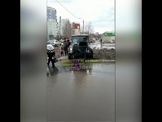 Водитель за рулем Гелендвагена объезжал пробку по тротуару в Барнауле.