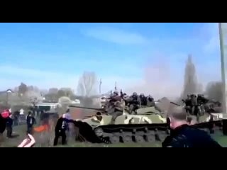 Таблетка для памятиВ апреле 2014 года жители Краматорска останавливали танки ВСУ голыми рукамиУтром 16 апреля в город вошли