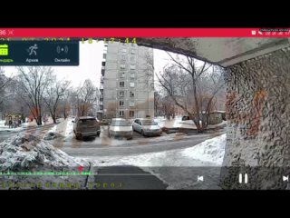 В Новосибирске водитель внедорожника перепутал педали и впечатал в дверь пенсионерку, которая выходи