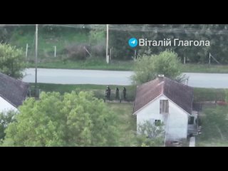 Das Video zeigt eine Gruppe von Ukrainern, die die Grenze in Richtung Ungarn berqueren.  Die Menschen begannen, aus Zelenskys U