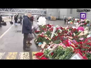 “Для нас это было горе“: люди массово несут цветы к мемориалу у здания “Крокус Сити Холла“.  “Мы ско