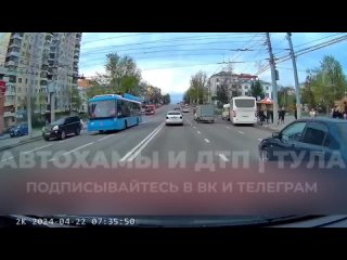 В Туле на ул. Октябрьской водитель иномарки грубо нарушил ПДД