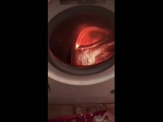 Стиральная машинка загорелась, когда хозяева вышли из дома и забыли отключить её от розетки  К счастью, мужчина быстро... (видео)