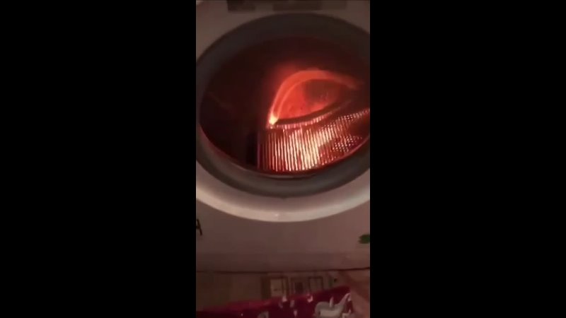 Стиральная машинка загорелась, когда хозяева вышли из дома и забыли отключить её от розетки  К счастью, мужчина быстро... (видео)