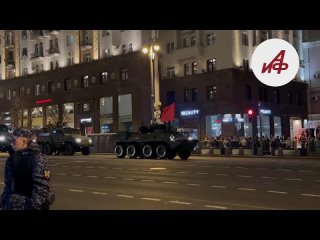 Военная техника едет на репетицию парада Победы в Москве