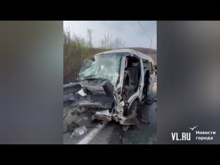 Микроавтобус зажало между другими автомобилями в результате ДТП на трассе Седанка  Патрокл