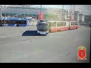 Троллейбус против трамвая: противостояние двух водителей привело к травме четырёхлетнего мальчика