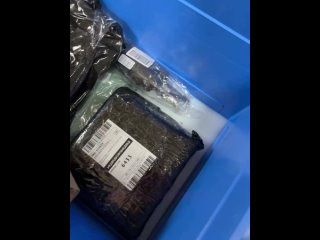 Сотрудница ПВЗ Ozon сняла распаковку — в тарном ящике разлился гель для стирки и испортил соседние товары.