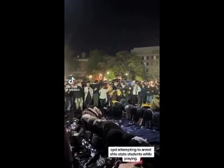 Les tudiants de l'Ohio State University empchent la police d'arrter un autre groupe de manifestants qui priaient