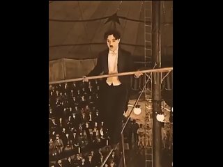 Чарли Чаплин на канате в цирке (фрагмент)