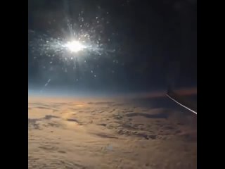 Солнечное затмение из иллюминатора самолета
