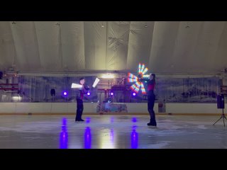 “Световое Чудо на Коньках: Уникальное Шоу на Льду“