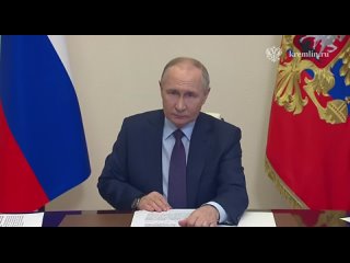 Путин по видеосвязи пообщался с пережившим покушение мурманским губернатором Чибисом.