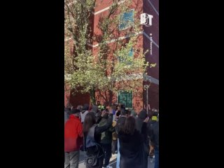 Los estudiantes de la Universidad Northeastern de Boston impidieron que las furgonetas policiales que transportaban a los estud