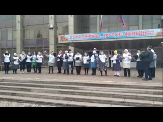 Сегодня в городе Енакиево стартовал проект флешмоб “Идем на выборы“, в котором приняли участие представители трех поколений