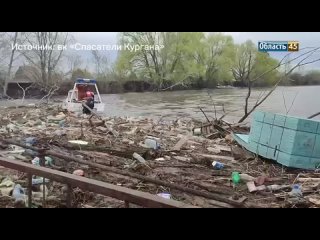 В Кургане начали очищать Тобол от принесённого в паводок мусора