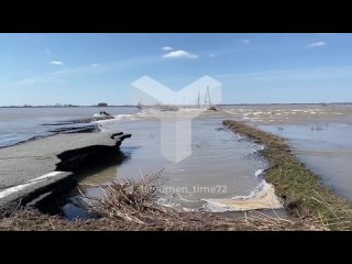 В Афонькино перемыло дорогу в село. Мост разрушается из-за бурного потока воды.