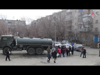 Военнослужащие РВСН продолжают раздавать питьевую воду жителям Оренбуржья