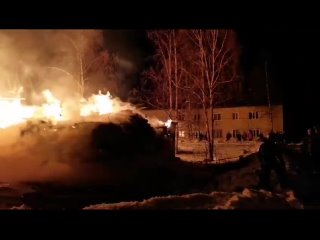 Причиной пожара в Боброво, где полностью сгорел многоквартирный дом, скорее всего стала неисправность электропроводки. Об этом с