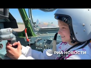 Девятилетняя девочка Маша из Макеевки в ДНР ходит встречать летчиков из подразделения “Архангелы“ с российским флагом