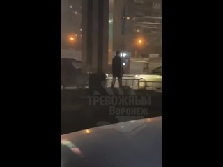 Сообщают, что якобы в Воронеже в районе 21:00 у ТЦ Армада был замечен человек с автоматом