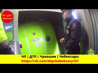 Экипаж передал в руки правоохранителей пассажира из Чувашии за нарушение во время полета.