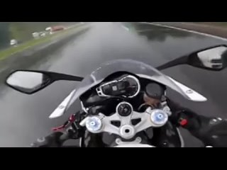 Мотоциклист упал в ливень 🙀