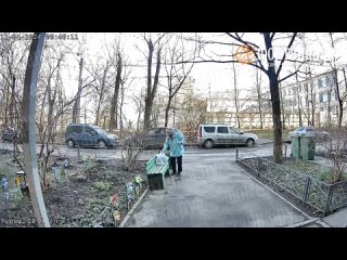 Урну с прахом 84-летней петербурженки со скамейки в Купчино забрала ее сестра. Об этом свидетельствуют видео с камеры на входе в