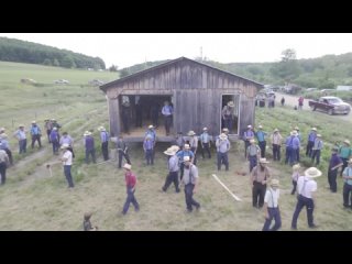 Амиши двигают здание - Amish building move!