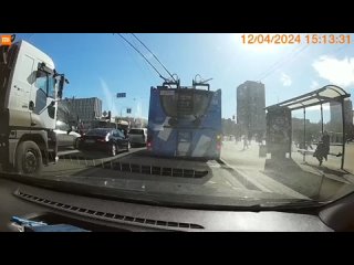 Видео: момент наезда трамвая на пешеходов на Наличной улице 12 апреля 2024