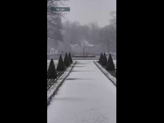 В Петергофе фонтаны бьют прямо во время снегопада