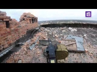 Российские военные уничтожают опорные пункты ВСУ в районе Часового Яра. Корреспонденту “Известий“ Денису Кулаге удалось запечатл