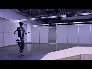 Первыи китаискии робот-гуманоид