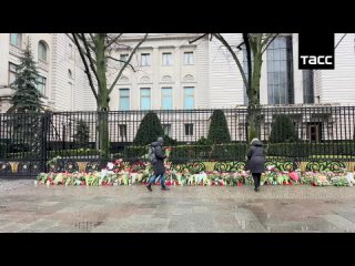 ▶️ Несмотря на дождливую погоду, неравнодушные немцы и соотечественники продолжают нести цветы, свечи и игрушки к зданию посольс