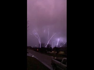 Букет из молний во время сильной грозы в Канзасе.