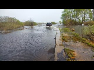 Дорога на Канаково ещё под водой, но НИВА едет вброд.