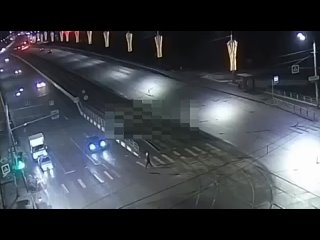 В Челябинске легковушка на огромной скорости сбила переходившего на красный пешехода