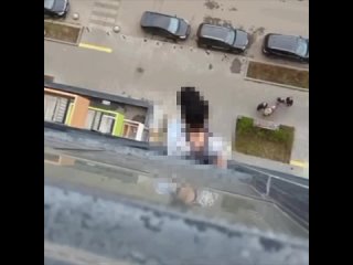 В Москве девушка на Люблинской улице едва не выпала из окна.