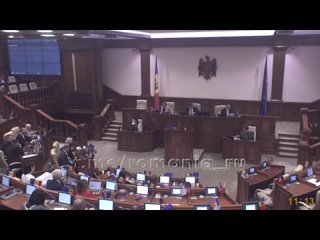 У депутатов правящей партии Молдовы в зале пленарных заседаний есть кнопки куда нажимать нельзя. Так спикер Игорь Гросу обратилс