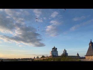 Знамя победы, флаги России и Псковской области подняли парапланеристы над рекой Великой