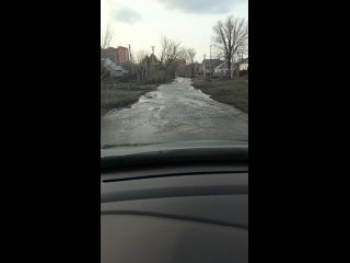 Улица Нежинская. Вода бьёт из люка с улицы Краснопартизанской